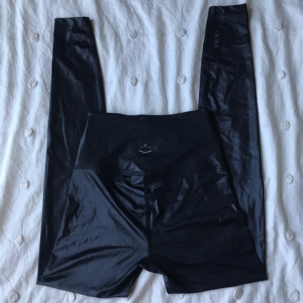 XS Beyond Yoga Shiny Black Leggings